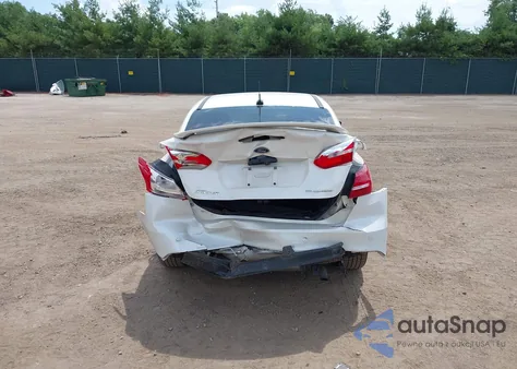 2018 Ford Focus Titanium z USA, uszkodzony, nr VIN 1FADP3J25JL267865